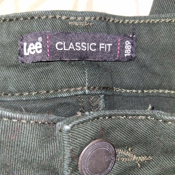 A pair of Lee Classic Fit dark green jeans in a ladies' size 16 short. - Picture 4 of 10
